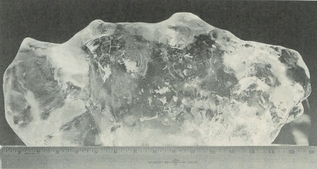 第8図　アラスカ氷河の氷の単結晶，直系１６インチ